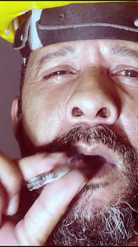 Un homme qui fume