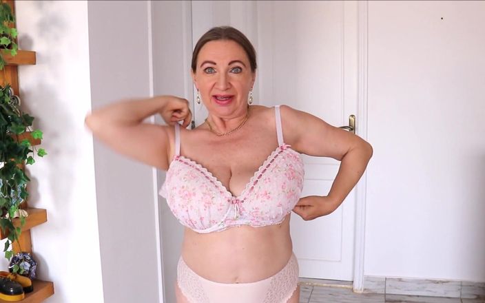 Maria Old: ब्रा और विशाल स्तन प्रेमियों के लिए। मैं एक के बाद एक अपनी दैनिक ब्रा पहनती हूं और अपने विशाल स्तन हिलाती हूं