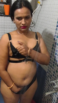 Desi Indian Marathi Kavita Nude Bath with Hairy Pusssy and Squtering
