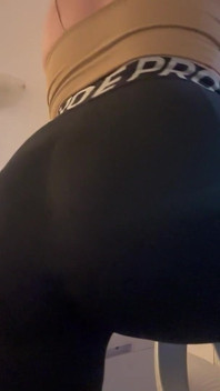 Stomende scheten in strakke legging