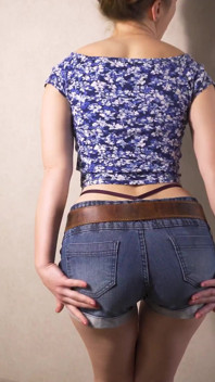 Amatérská milfka v těsných džínách škádlí její velrybí ocas G struny