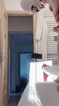 Bini seksi mencukur rambut pepeknya