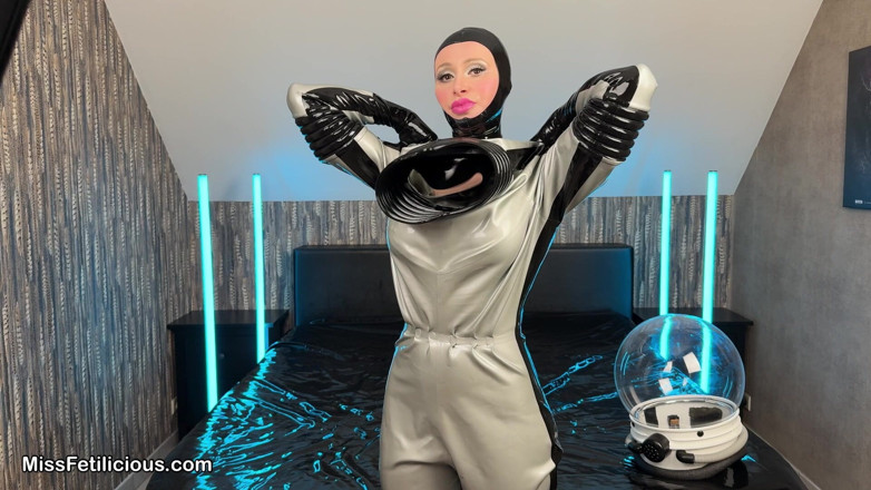 Miss Fetilicious: Dressing up in Latex Astronaut Suit