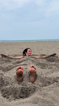 Dikebumikan Di Pasir & Pantai Yoga - Persembahan Berganda