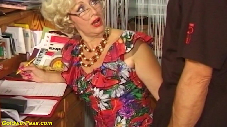 Goldwin pass: German stepmom with glasses deep fingered