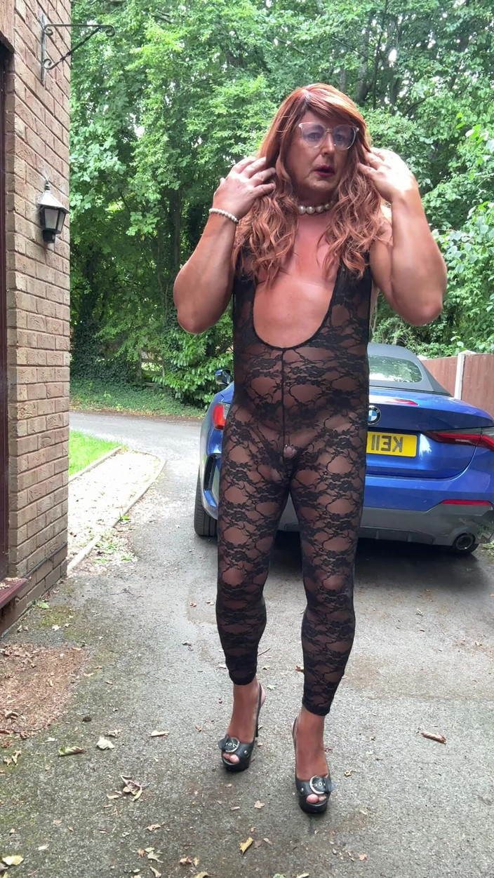 Kellycd2022: Sexy Crossdresser Kellycd2022 v černé krajkové kombinéze a podpatcích