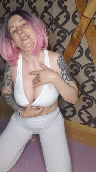 Lady Angela traint kleren met blote gezicht blote voeten kont worhip bodyworship