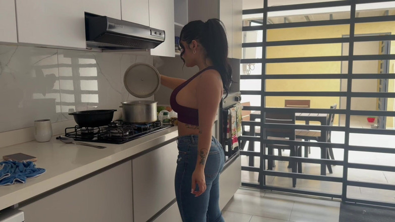 AlejandraPalacios: メイドがキッチンで上司に犯され、上司の寝取られ男が帰宅する
