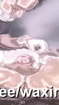 พยาบาลสวมถุงมือยางถอนขนให้ผู้ชาย