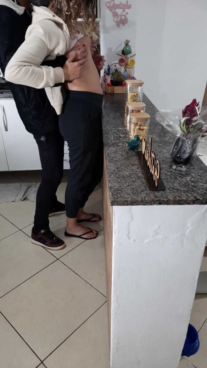 Gabi SweetCouplesStories: Enteada não pode nem descansar enquanto faz o café da...