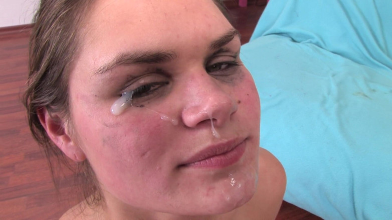 Ass Teen Mouth: Pequenininha cavalgando pau com sua bunda