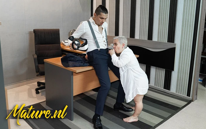 Mature NL: परिपक्व बौनी Sara One की टॉयबॉय Cris Angelo द्वारा हवा में चुदाई