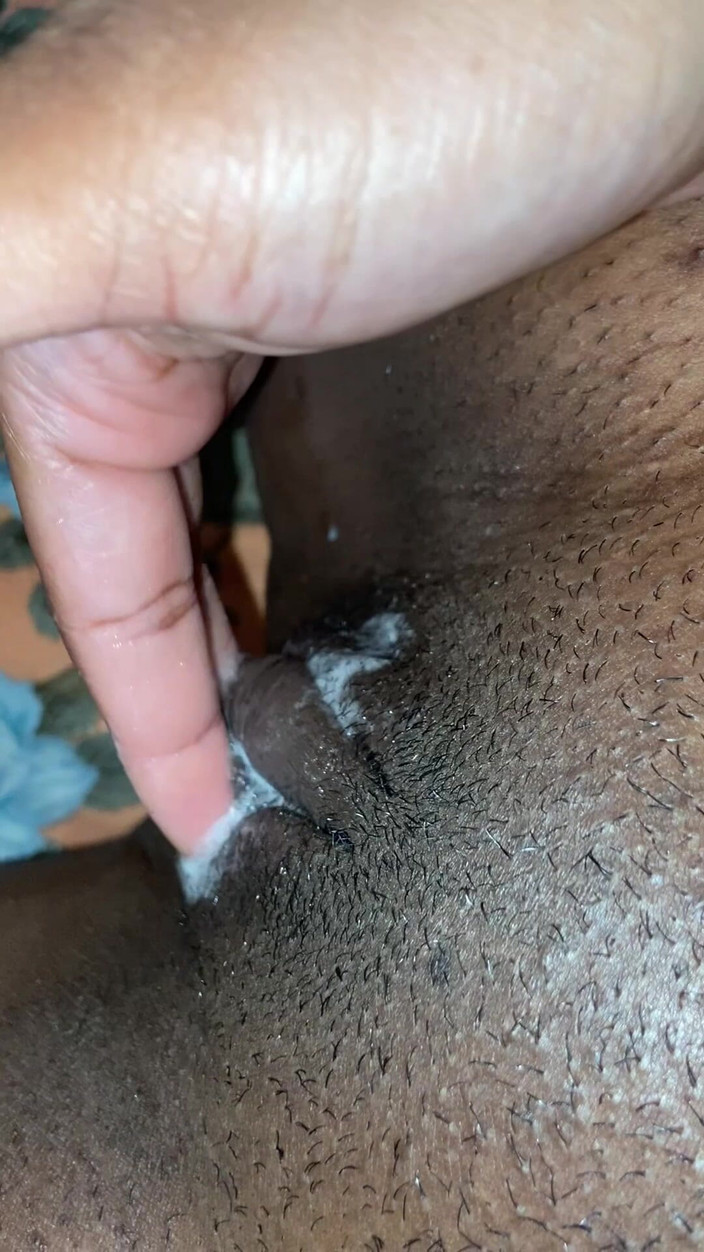 Pretinhagrelhuda: Runkar mig själv tills jag kommer medan jag tittar på...