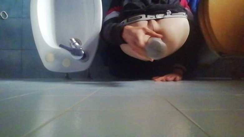 Culopeke: Guy tied her legs and opens her tight ass