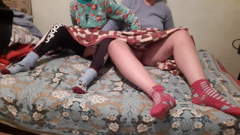 Lesbian-candys: 私たちは布団の中で互いにマスターベーションをし、隣で継父母が映画を見ている間に一緒にオナニーをしています