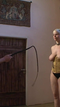Clip BDSM déjanté avec deux Allemandes blondes et un mec
