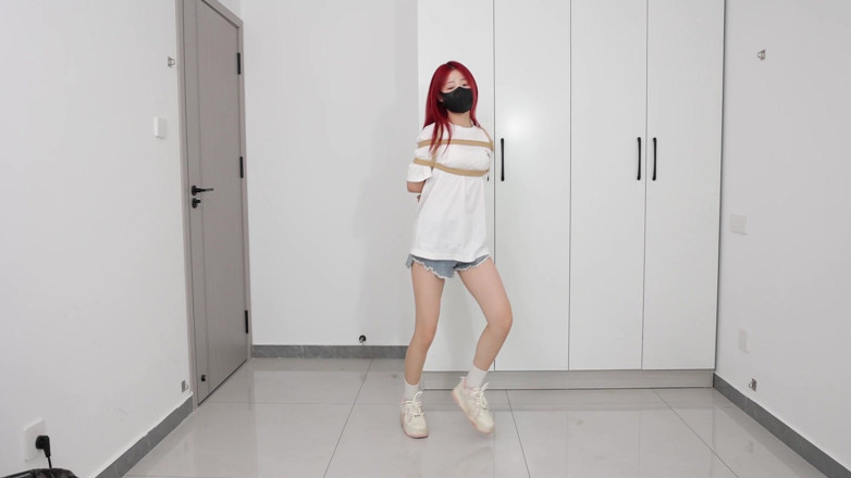 Cute girl bondage: ロープが踊る少女を拘束する