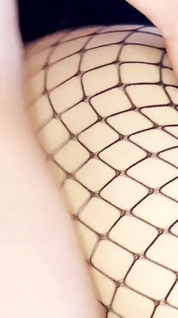 Hard neuken van een jonge vrouw op witte schoenen en netkousen