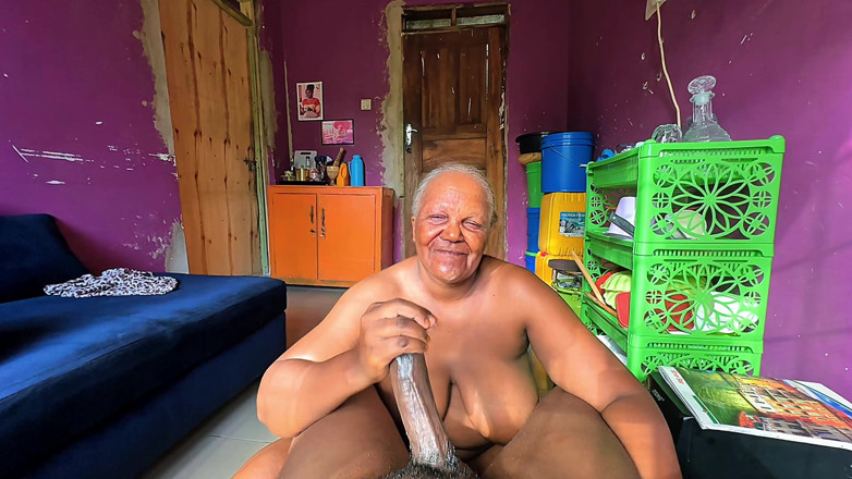 BongoXXX: Bunicuța mare și frumoasă țâțoasă a vrut să-mi guste sperma