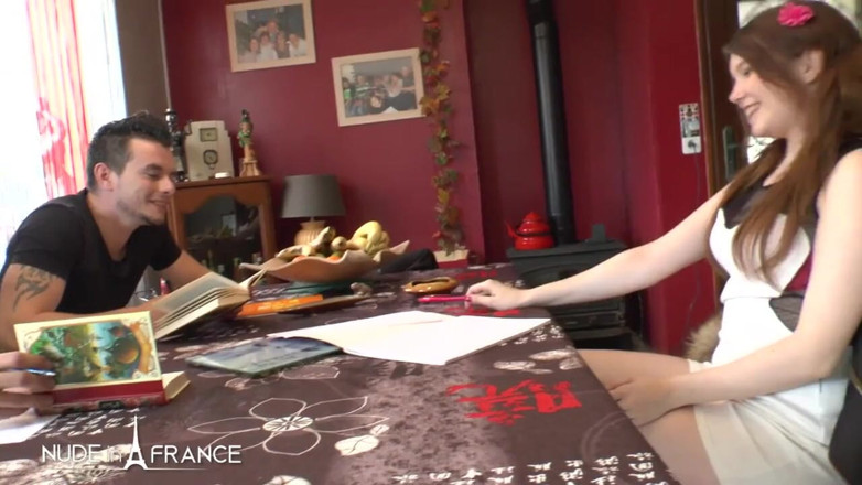 Nude in France: Hübsche junge brünette teenie-studentin wird hart im doppel gefickt und...