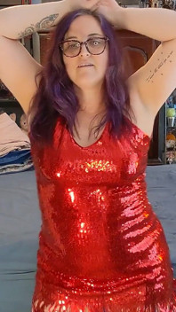 Istri hot ini menari sensual sambil bugil dengan gaun merah!