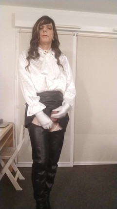 Madame Penelope studio: Mastubation en satén blanc et cuir