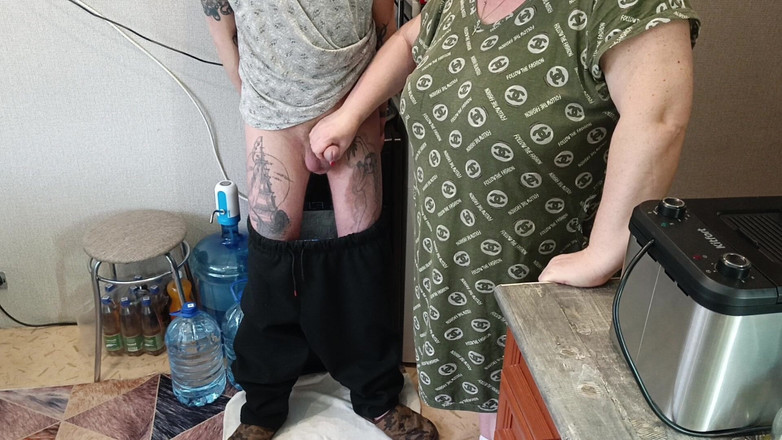 Zona901: Leche en la boca de la madrastra después de masturbarse...