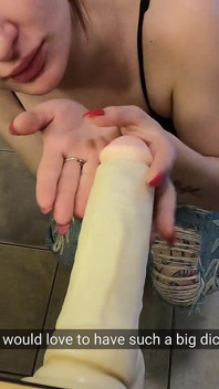 O fată de 19 ani cu păr roșcat se forțează tare pe un penis mare
