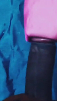 Paja de seda satinada porno - semen en sari - traje rosa satinado y sedoso frota en la cabeza de la polla (87)