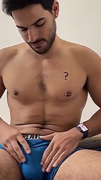 Leche en mi ropa interior azul