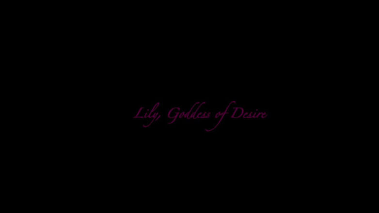 Lily, Goddess of Desire: Ragazza teenager con tette piccole e capezzoli gioca all'aperto