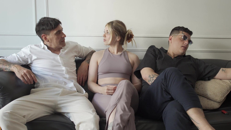 Elnonohub: Můj kamarád se mi chlubí svým jměním, ale jeho přítelkyně...