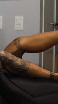 Mibby cea sexy disciplinând un tip cu picioarele ei dure!