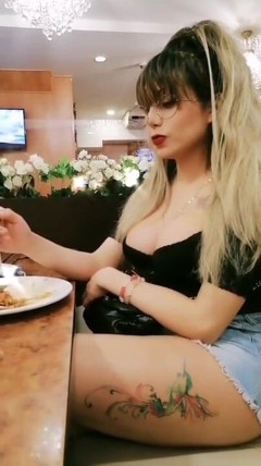 Barbietransxxxx: 休暇中のビーチヌードのニューハーフ
