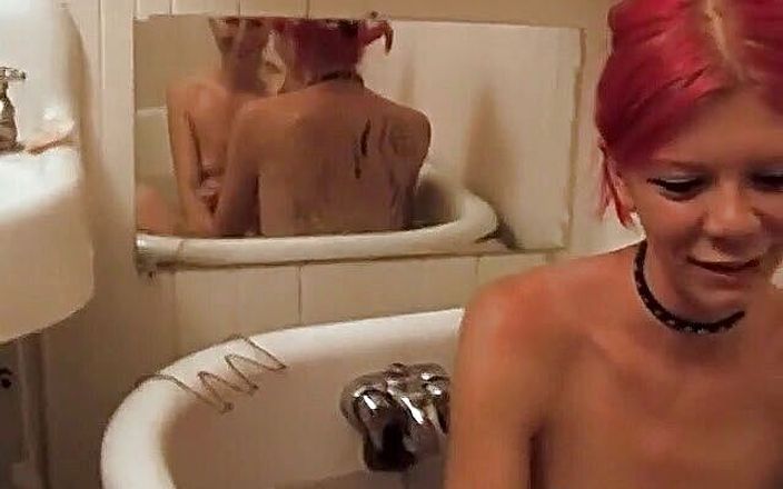 Homegrown Lesbian: Fushia und carmen spielen sich an