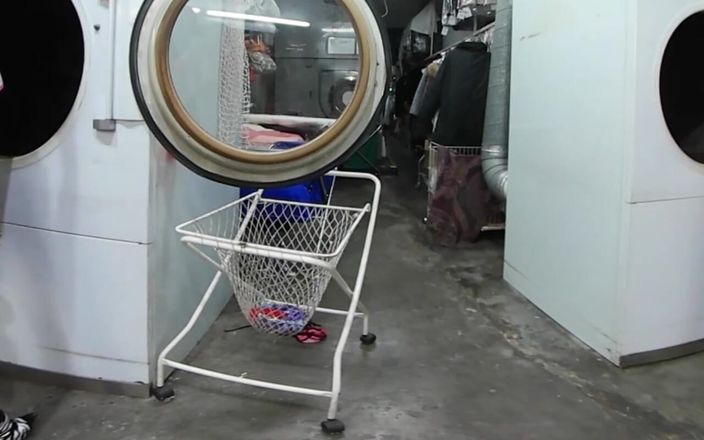Thagson VR 360: Čtyři velmi sexy dívky v prádelně začnou používat své vibrátory...