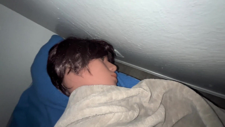 Xooshua (xblue18): Il mio patrigno mi scopa di notte