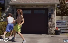 Twinkpop - Leo's Dick Saltando em seus shorts - Christiano para para um look melhor, esfregando contra a bunda de Christiano