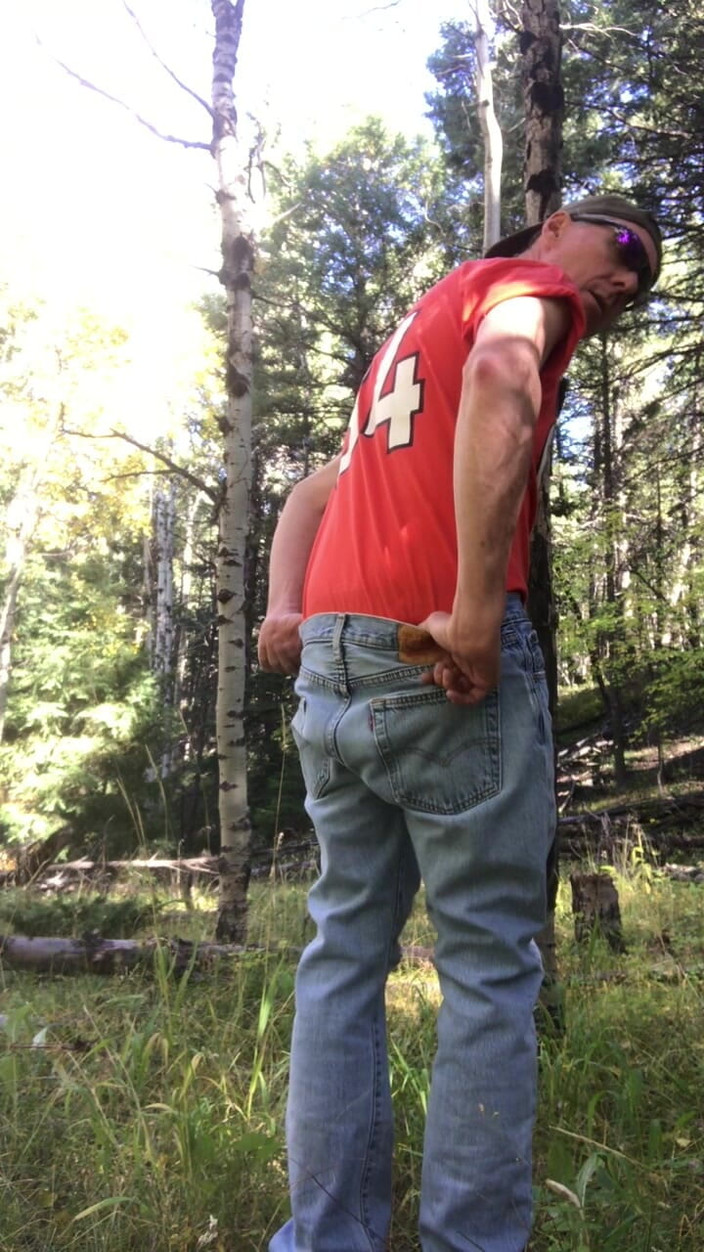 Adam Kaye: 숲에서 자지와 엉덩이를 보여주는 핫한 모델 Adam Kaye