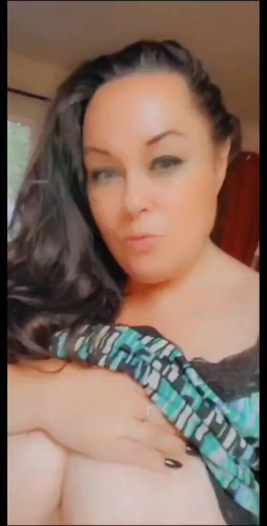 Bellacarina94: Добірка відео супер сексуальної bellacarina94, яка грає з її великими соковитими цицьками.