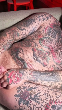 Dominatoare tatuată ejaculează și se joacă cu curul