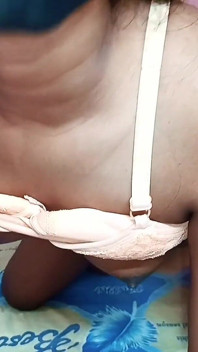 Tante seksiku lagi asik ngentot habis-habisanku.
