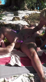 Lesbian berempat di bawah matahari dengan mainan dan memancut mani