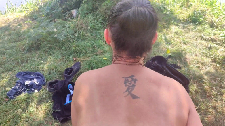 Irochka3008: Goi lângă râu în public, orgasm sexual