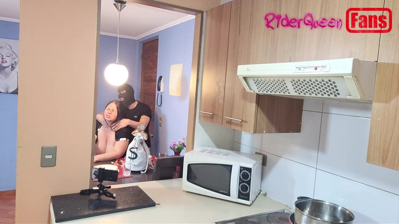 Riderqueen: Video's voor fans: een gemaskerde jongeman neukt me in de...
