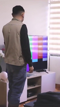 Technik idzie naprawić telewizor, a klient Big Ass pieprzy go ostro