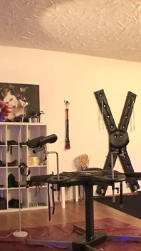 Erkekleri kırbaçlayan seksi kızlar tarafından ateşli hakimiyet ve bdsm