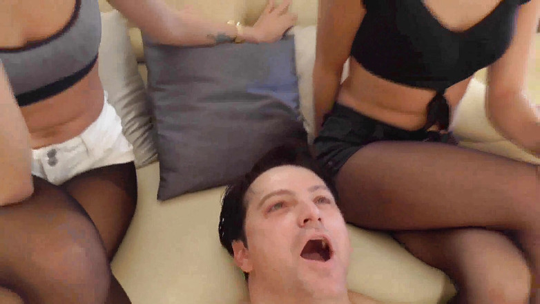 Foot Girls: 2つのセクシーな愛人双子とその奴隷