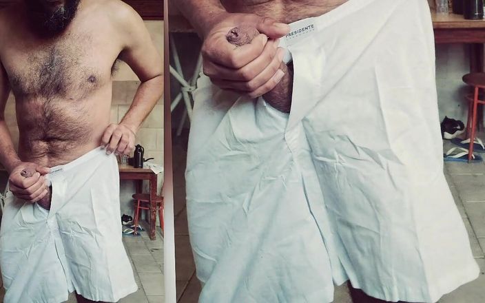 Hairy stink male: Pijama trắng, tinh trùng màu vàng