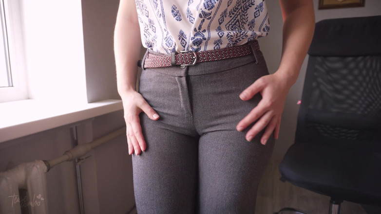 Teasecombo 4K: Hete collega plaagt kont totdat haar broek is gescheurd